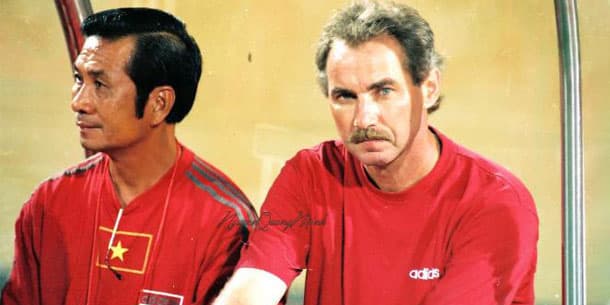 Cùng nhìn lại những khoảng khắc HLV Alfred Riedl dẫn dắt tuyển Việt Nam thắng Thái Lan năm 1998